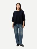 Ponadczasowe kaszmirowe ponczo z dekoltem w łódkę Granatowa Marynarka - Gobi Cashmere #color_granatowa marynarka