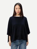 Ponadczasowe kaszmirowe ponczo z dekoltem w łódkę Granatowa Marynarka - Gobi Cashmere #color_granatowa marynarka