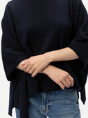 Ponadczasowe kaszmirowe ponczo z dekoltem w łódkę Granatowa Marynarka - Gobi Cashmere #color_granatowa marynarka