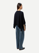 Ponadczasowe kaszmirowe ponczo z dekoltem w łódkę Granatowa Marynarka - Gobi Cashmere #color_granatowa marynarka