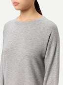 Sukienka z dzianiny z dekoltem w serek Wysoki Wzrost - Gobi Cashmere #color_wysoki wzrost