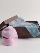 Złożone pastelowe dzianiny w pudełku prezentowym z różową czapką