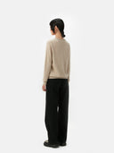 Kaszmir Damski Sweter Basic Z Półokrągłym Dekoltem Szarobrązowy - Gobi Cashmere #color_ciepła szarość