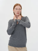 Kaszmir Damski Sweter Basic Z Dekoltem W Szpic Szary - Gobi Cashmere #color_ponura szarość