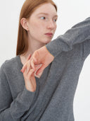Kaszmir Damski Sweter Basic Z Dekoltem W Szpic Szary - Gobi Cashmere #color_ponura szarość
