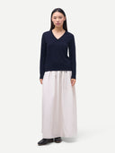 Sweter z kaszmiru z dekoltem w serek Granatowa Marynarka - Gobi Cashmere #color_granatowa marynarka