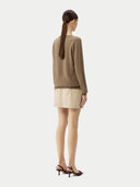 Kaszmir Damski Sweter Basic Z Dekoltem W Szpic Szarobrązowy - Gobi Cashmere #color_szarobrązowy