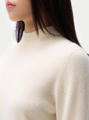 Sweter kaszmirowy Essentials z golfem BiałAwy - Gobi Cashmere #color_białawy