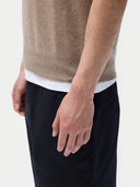 Kamizelka kaszmirowa Essentials z dekoltem w serek SzarobrąZowy - Gobi Cashmere #color_szarobrązowy
