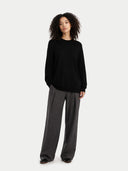 Sweter z 70% kaszmiru i 30% jedwabiu z dekoltem w serek #color_czarny