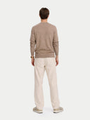 Kaszmir Męski Sweter Basic Z Dekoltem W Szpic Biały - Gobi Cashmere #color_szarobrązowy