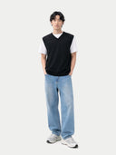 Sweter z kaszmiru i jedwabiu z dekoltem w szpic | GOBI #color_czarny