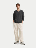 Kaszmir Męski Sweter Basic Z Dekoltem W Szpic Szary - Gobi Cashmere #color_węgiel drzewny