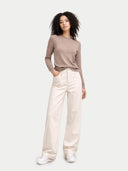 Sweter z 70% kaszmiru i 30% jedwabiu z dekoltem w serek #color_szarobrązowy