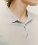 Zbliżenie mężczyzny w jasnej dzianinowej koszulce polo